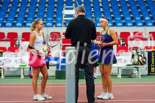 Nicole Rottmann (AUT, links) am Anfang des Spiels gegen Jana Cepelova (SVK, rechts) auf Slovak Open 2011. Nicole verlor gegen Jana 63, 6:0 und ist nicht ins Achtelfinale gekommen. NTC Sibamac Arena, Bratislava, Mittwoch 16.11.2011
