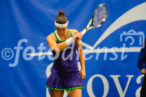 Nicole Rottmann (AUT) ärgert sich im Spiel gegen Jana Cepelova (SVK) auf Slovak Open 2011. Nicole verlor gegen Jana 63, 6:0 und ist nicht ins Achtelfinale gekommen. NTC Sibamac Arena, Bratislava, Mittwoch 16.11.2011