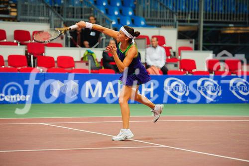 Nicole Rottmann (AUT) im Spiel gegen Jana Cepelova (SVK) auf Slovak Open 2011. Nicole verlor gegen Jana 63, 6:0 und ist nicht ins Achtelfinale gekommen. NTC Sibamac Arena, Bratislava, Mittwoch 16.11.2011