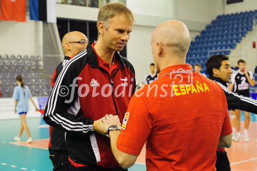 Begrüßung der Trainer Österreichs und Spanien (Michael Warm - links, Munoz Fernando - rechts)