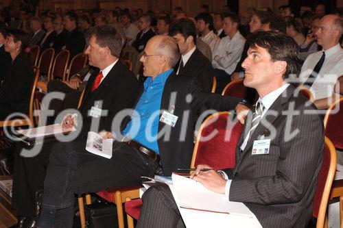 Der diesjährige Aufzugstag, veranstaltet von TÜV Österreich und Gemeinde Wien. Foto v.re.n.li: Harald Stifter (INVEST - Betreeungs GmbH); . Toni Innauer (Olympiasieger, Rennsportdirektor Sprunglauf & nordische Kombinationen); Ing.Anton Marshall (Geschäftsbereichsleiter TÜV Austria)