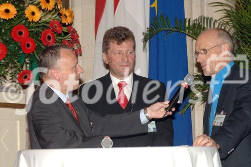 Der diesjährige Aufzugstag, veranstaltet von TÜV Österreich und Gemeinde Wien. Foto: v.li.na.re: Mag. Christian Bayr ( GF TÜV Austria Akademie); Ing.Anton Marshall (Geschäftsbereichsleiter TÜV Austria); Mag. Toni Innauer (Olympiasieger, Rennsportdirektor Sprunglauf & nordische Kombinationen)