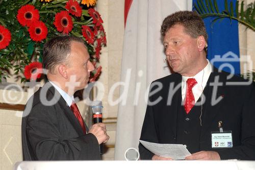 Der diesjährige Aufzugstag, veranstaltet von TÜV Österreich und Gemeinde Wien. Foto: v.li.na.re: Mag. Christian Bayr ( GF TÜV Austria Akademie); Ing.Anton Marshall (Geschäftsbereichsleiter TÜV Austria)