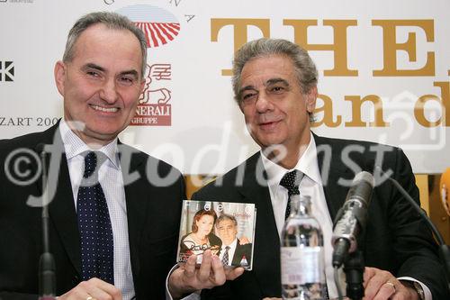 Das Theater an der Wien eröffnet als ganzjährig bespieltes Stagione-Opernhaus eine neue, eigenständige Kategorie im Wiener Kulturbetrieb. Bild: KS Plácido Domingo (Musikalische Leitung Inaugurationskonzert, rechts) übergibt DI Johann Marihart (Generaldirektor AGRANA) ein Präsent. Foto: Anna Rauchenberger, Wien, 5.1.2006