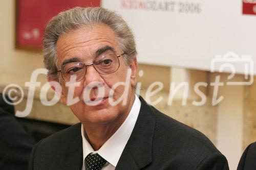 Das Theater an der Wien eröffnet als ganzjährig bespieltes Stagione-Opernhaus eine neue, eigenständige Kategorie im Wiener Kulturbetrieb. Bild: KS Plácido Domingo (Musikalische Leitung Inaugurationskonzert). Foto: Anna Rauchenberger, Wien, 5.1.2006