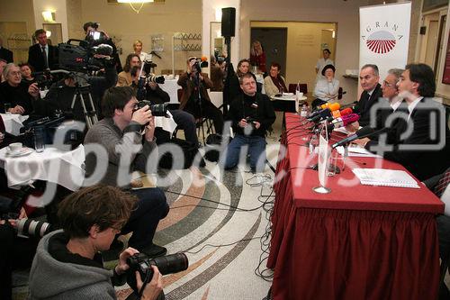 Das Theater an der Wien eröffnet als ganzjährig bespieltes Stagione-Opernhaus eine neue, eigenständige Kategorie im Wiener Kulturbetrieb. Bild: Journalistenrummel bei der Pressekonferenz. Foto: Anna Rauchenberger, Wien, 5.1.2006