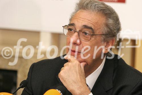 Das Theater an der Wien eröffnet als ganzjährig bespieltes Stagione-Opernhaus eine neue, eigenständige Kategorie im Wiener Kulturbetrieb. Bild: KS Plácido Domingo (Musikalische Leitung Inaugurationskonzert). Foto: Anna Rauchenberger, Wien, 5.1.2006