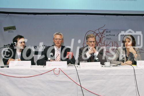 (C) fotodienst/Anna Rauchenberger - Wien 31.05.2006 - Die Wissenschaftsausstellung 'die wahr/falsch inc.' findet an zehn öffentlichen Orten entlang der linie U1 in Wien statt. FOTO v.l.: Alexander Martos (Kurator der Ausstellung), Eduard Mainoni (Staatssekretär im BM VIT), Hon. Prof. Dr. Peter Kowalski (Sektionschef im BM für Bildung, Wissenschaft und Kultur), Gabriele Zuna-Kratky (Mitglied des Rates für Forschung und Technologieentwicklung, Direktorin des Technischen Museums Wien).