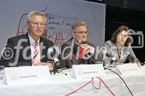 (C) fotodienst/Anna Rauchenberger - Wien 31.05.2006 - Die Wissenschaftsausstellung 'die wahr/falsch inc.' findet an zehn öffentlichen Orten entlang der linie U1 in Wien statt. FOTO v.l.: Eduard Mainoni (Staatssekretär im BM VIT), Hon. Prof. Dr. Peter Kowalski (Sektionschef im BM für Bildung, Wissenschaft und Kultur), Gabriele Zuna-Kratky (Mitglied des Rates für Forschung und Technologieentwicklung, Direktorin des Technischen Museums Wien).