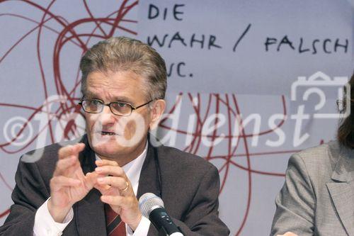 (C) fotodienst/Anna Rauchenberger - Wien 31.05.2006 - Die Wissenschaftsausstellung 'die wahr/falsch inc.' findet an zehn öffentlichen Orten entlang der linie U1 in Wien statt. FOTO: Hon. Prof. Dr. Peter Kowalski (Sektionschef im BM für Bildung, Wissenschaft und Kultur).