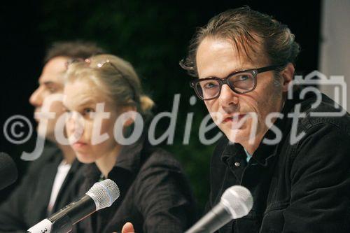 (C) fotodienst/Anna Rauchenberger - Wien 31.05.2006 - Die Wissenschaftsausstellung 'die wahr/falsch inc.' findet an zehn öffentlichen Orten entlang der linie U1 in Wien statt. FOTO v.l.: Alexander Martos, Judith Kröll, Bernd Kräftner (KuratorInnen der Ausstellung).