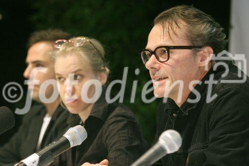 (C) fotodienst/Anna Rauchenberger - Wien 31.05.2006 - Die Wissenschaftsausstellung 'die wahr/falsch inc.' findet an zehn öffentlichen Orten entlang der linie U1 in Wien statt. FOTO v.l.: Alexander Martos, Judith Kröll, Bernd Kräftner (KuratorInnen der Ausstellung).