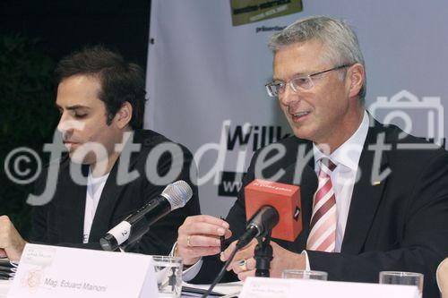 (C) fotodienst/Anna Rauchenberger - Wien 31.05.2006 - Die Wissenschaftsausstellung 'die wahr/falsch inc.' findet an zehn öffentlichen Orten entlang der linie U1 in Wien statt. FOTO v.l.: Alexander Martos (Kurator der Ausstellung), Eduard Mainoni (Staatssekretär im BM VIT).