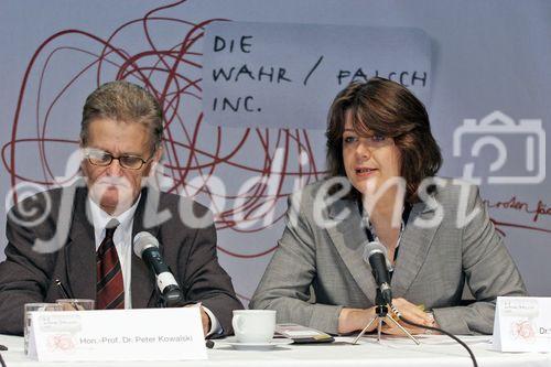 (C) fotodienst/Anna Rauchenberger - Wien 31.05.2006 - Die Wissenschaftsausstellung 'die wahr/falsch inc.' findet an zehn öffentlichen Orten entlang der linie U1 in Wien statt. FOTO v.l.: Hon. Prof. Dr. Peter Kowalski (Sektionschef im BM für Bildung, Wissenschaft und Kultur), Gabriele Zuna-Kratky (Mitglied des Rates für Forschung und Technologieentwicklung, Direktorin des Technischen Museums Wien).