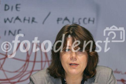 (C) fotodienst/Anna Rauchenberger - Wien 31.05.2006 - Die Wissenschaftsausstellung 'die wahr/falsch inc.' findet an zehn öffentlichen Orten entlang der linie U1 in Wien statt. FOTO: Gabriele Zuna-Kratky (Mitglied des Rates für Forschung und Technologieentwicklung, Direktorin des Technischen Museums Wien).