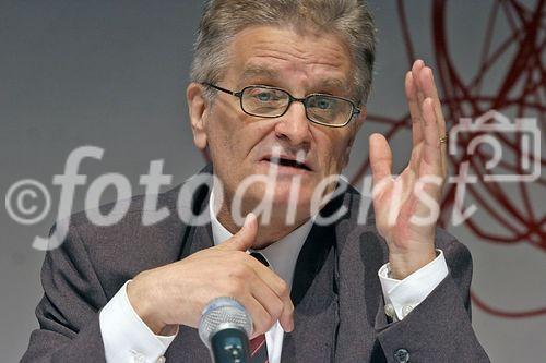 (C) fotodienst/Anna Rauchenberger - Wien 31.05.2006 - Die Wissenschaftsausstellung 'die wahr/falsch inc.' findet an zehn öffentlichen Orten entlang der linie U1 in Wien statt. FOTO: Hon. Prof. Dr. Peter Kowalski (Sektionschef im BM für Bildung, Wissenschaft und Kultur).