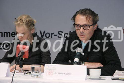 (C) fotodienst/Anna Rauchenberger - Wien 31.05.2006 - Die Wissenschaftsausstellung 'die wahr/falsch inc.' findet an zehn öffentlichen Orten entlang der linie U1 in Wien statt. FOTO v.l.: Judith Kröll, Bernd Kräftner (KuratorInnen der Ausstellung).