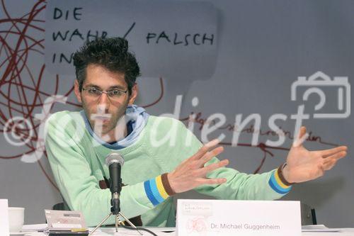 (C) fotodienst/Anna Rauchenberger - Wien 31.05.2006 - Die Wissenschaftsausstellung 'die wahr/falsch inc.' findet an zehn öffentlichen Orten entlang der linie U1 in Wien statt. FOTO: Dr. Michael Guggenheim (Kurator der Ausstellung).