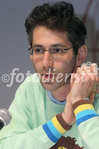 (C) fotodienst/Anna Rauchenberger - Wien 31.05.2006 - Die Wissenschaftsausstellung 'die wahr/falsch inc.' findet an zehn öffentlichen Orten entlang der linie U1 in Wien statt. FOTO: Dr. Michael Guggenheim (Kurator der Ausstellung).