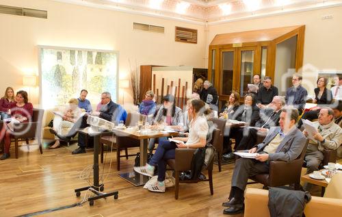  (c) fotodienst/Anna Rauchenberger - Wien, am 10.04.2012 –  Beweglich bleiben – motorisch und geistig -  ist das erklärte Ziel der Parkinsonpatienten in Österreich. Anlässlich des Welt-Parkinson-Tages am 11. April fand heute in der „Lobby“ die vom  'Parkinson Selbsthilfe Österreich-Dachverband' veranstaltete Pressekonferenz zu Morbus Parkinson statt. Morbus Parkinson ist eine der häufigsten neurodegenerativen Erkrankungen. Verlangsamte Bewegungen, Steifheit der Muskulatur und das sogenannte Ruhezittern sind die Hauptsymptome. Die Krankheit ist derzeit nicht heilbar. Durch eine maßgeschneiderte Therapie sind jedoch die körperlichen und psychischen Beschwerden gut behandelbar. Damit kann dem Betroffenen eine gute Lebensqualität ermöglicht werden. FOTO v.l. Harald Fischer, Betroffener, Univ. Doz. Dr. Willibald Gerschlager, FA für Neurologie im Hartmannspital, Wien, Dr Johann Ebner, Präsident der Patientenorganisation 'Parkinson Selbsthilfe Österreich-Dachverband', Prim. Dr. Dieter Volc, FA für Neurologie und Psychiatrie, medizinischer Beirat des Dachverbandes und Primarius in der neurologischen Abteilung der Confraternität Josefstadt: