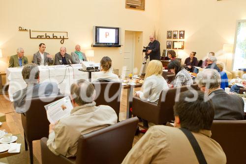  (c) fotodienst/Anna Rauchenberger - Wien, am 10.04.2012 –  Beweglich bleiben – motorisch und geistig -  ist das erklärte Ziel der Parkinsonpatienten in Österreich. Anlässlich des Welt-Parkinson-Tages am 11. April fand heute in der „Lobby“ die vom  'Parkinson Selbsthilfe Österreich-Dachverband' veranstaltete Pressekonferenz zu Morbus Parkinson statt. Morbus Parkinson ist eine der häufigsten neurodegenerativen Erkrankungen. Verlangsamte Bewegungen, Steifheit der Muskulatur und das sogenannte Ruhezittern sind die Hauptsymptome. Die Krankheit ist derzeit nicht heilbar. Durch eine maßgeschneiderte Therapie sind jedoch die körperlichen und psychischen Beschwerden gut behandelbar. Damit kann dem Betroffenen eine gute Lebensqualität ermöglicht werden. FOTO v.l. Harald Fischer, Betroffener, Univ. Doz. Dr. Willibald Gerschlager, FA für Neurologie im Hartmannspital, Wien, Dr Johann Ebner, Präsident der Patientenorganisation 'Parkinson Selbsthilfe Österreich-Dachverband', Prim. Dr. Dieter Volc, FA für Neurologie und Psychiatrie, medizinischer Beirat des Dachverbandes und Primarius in der neurologischen Abteilung der Confraternität Josefstadt:
