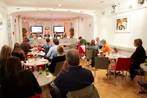  (c) fotodienst/Anna Rauchenberger - Wien, am 27.09.2012 – Jeder fünfte Erwachsene leidet einmal pro Monat unter Sodbrennen. Treten diese Beschwerden zwei bis dreimal pro Woche auf, liegt eine Refluxkrankheit vor, die bis zum Speiseröhrenkrebs führen kann. Ein neues Präparat mit dem pflanzlichen Wirkstoff Natriumalginat kann helfen. FOTO v.l. Dr. Monika Steinmassl-Wirrer, Moderation, Dr. Christian Euler, Allgemeinmediziner und Präsident des Hausärzteverbandes, Mag. Pharm. Kurt Vymazal, Pharmazeut, Barbara Angela Schmid, Diätologin und Leiterin der Landesgruppe Wien, Primar Univ. Prof. Dr. Rainer Schöfl, Vorstand der Abteilung für Gastroenterologie und Hepatologie im Krankenhaus der Elisabethinen in Linz: