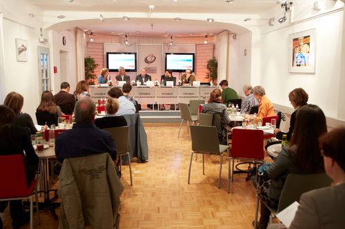  (c) fotodienst/Anna Rauchenberger - Wien, am 27.09.2012 – Jeder fünfte Erwachsene leidet einmal pro Monat unter Sodbrennen. Treten diese Beschwerden zwei bis dreimal pro Woche auf, liegt eine Refluxkrankheit vor, die bis zum Speiseröhrenkrebs führen kann. Ein neues Präparat mit dem pflanzlichen Wirkstoff Natriumalginat kann helfen. FOTO v.l. Dr. Monika Steinmassl-Wirrer, Moderation, Dr. Christian Euler, Allgemeinmediziner und Präsident des Hausärzteverbandes, Mag. Pharm. Kurt Vymazal, Pharmazeut, Barbara Angela Schmid, Diätologin und Leiterin der Landesgruppe Wien, Primar Univ. Prof. Dr. Rainer Schöfl, Vorstand der Abteilung für Gastroenterologie und Hepatologie im Krankenhaus der Elisabethinen in Linz: