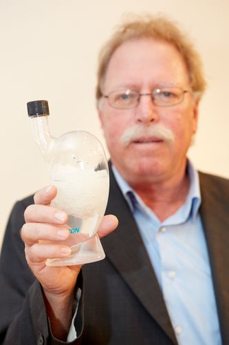  (c) fotodienst/Anna Rauchenberger - Wien, am 27.09.2012 – Jeder fünfte Erwachsene leidet einmal pro Monat unter Sodbrennen. Treten diese Beschwerden zwei bis dreimal pro Woche auf, liegt eine Refluxkrankheit vor, die bis zum Speiseröhrenkrebs führen kann. Ein neues Präparat mit dem pflanzlichen Wirkstoff Natriumalginat kann helfen. FOTO Mag. Pharm. Kurt Vymazal, Pharmazeut, mit einem Modell eines Magens, das  die Wirkungsweise des neune Präparats veranschaulichen soll: