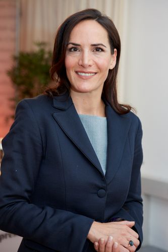  (c) fotodienst/Anna Rauchenberger - Wien, am 27.09.2012 – Jeder fünfte Erwachsene leidet einmal pro Monat unter Sodbrennen. Treten diese Beschwerden zwei bis dreimal pro Woche auf, liegt eine Refluxkrankheit vor, die bis zum Speiseröhrenkrebs führen kann. Ein neues Präparat mit dem pflanzlichen Wirkstoff Natriumalginat kann helfen. FOTO Barbara Angela Schmid, Diätologin und Leiterin der Landesgruppe Wien: