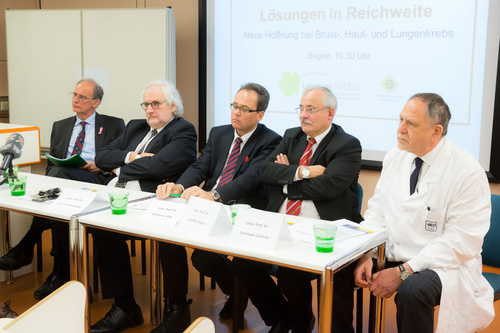  (c) fotodienst / Anna Rauchenberger - Wien, am 27.01.2015 -  Anlässlich des Weltkrebstages und des Patienten-Info-Tages im Wiener Rathaus am 10. Februar informierten Experten über neue Therapien und Maßnahmen bei Brust-, Lungen- und Hautkkrebs und über Unterstützungsmöglichkeiten für Krebspatienten. FOTO v.l. Univ. Prof. Dr. Paul Sevelda, Vorstand der Abteilung für Gynäologoe und Geburtshilfe im Krankenhaus Wien-Hietzing, Präsident der Österreichischen Krebshilfe, Univ. Prof. Dr. Hubert Pehamberger, Leiter der Univ. Klinik für Dermatologie der MedUni Wien/AKH Wien, Univ. Prof. Dr. Wolfgang Hilbe, 1. Medizinische Abteilung, Zentrum für Onkologie und Hämatologie im Wiener Wilhelminenspital, Univ. Prof. Dr. Günther Steger, Programmdirektor für Mammakarzinom der Klinischen Abteilung für Onkologie, Univ. Klinik für Innere Medizin I, MedUni Wien/AKH Wien, Univ. Prof. Dr. Christoph Zielinkski, Leiter der Univ. Klinik für Innere Medizin I und Leiter der Klinischen Abteilung für Onkologie der MedUni Wien/AKH Wien: