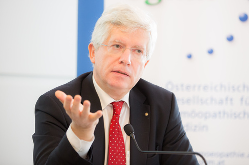 FOTO: Univ. Prof. Dr. Michael Frass, Facharzt für Innere Medizin und internistische Intensivmedizin in Wien: