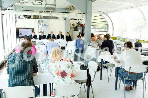  (c) fotodienst/Anna Rauchenberger - Wien, am 05.07.2012 – Seit Jahren belasten Rohstoff- und Ressourcenknappheit die Lack- und Anstrichmittelindustrie. Trotzdem blickt die heimische Lackindustrie auf eine relativ gute wirtschaftliche Entwicklung im Jahr 2011. Um die Zukunft weiter positiv zu gestalten, soll der neue Rohstoffpreisindex für mehr Transparenz sorgen und ein zusätzlicher Lehrberuf den Bedarf an qualifizierten Fachtechnikern decken. Mit dem österreichischen Umweltzeichen etabliert die Branche ein einheitliches Instrument für mehr Nachhaltigkeit. FOTO v.l. DI Dr. Manfred Oberreiter, Obmann-Stv. der österreichischen Lackindustrie, GF Adler Werk Lackfabrik, Dr. Ernst Gruber, Obmann-Stv. Der österreichischen Lackindustrie, GF DuPont Austria, KR Ing Hubert Culik, MAS, Obmann der österreichischen Lackindustrie, Obmann-Stv. Fachverband Chemische Industrie Österreichs, GF Rembrandtin Lack GmbH, GF Remho, Dr Klaus Schaubmayr, Fachverband Chemische Industrie Österreichs, GF Berufsgruppe Lackindustrie: