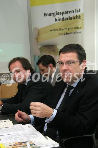 (C) fotodienst/Anna Rauchenberger - Wien 15.01.2008  - Saint-Gobain Weber Terranova präsentiert die 'Dämmsation', eine Dämmstoffinnovation, die weniger Dämmdicke bei höherem Dämmwert benötigt. FOTO v.l.: Prok. Gebhard Parb (Vertriebsleiter) und Prok. Christian Poprawa (Marketing).