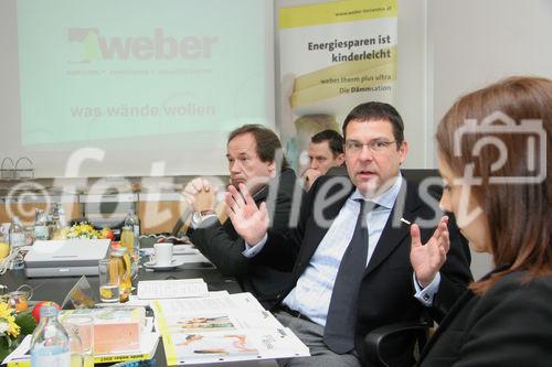 (C) fotodienst/Anna Rauchenberger - Wien 15.01.2008  - Saint-Gobain Weber Terranova präsentiert die 'Dämmsation', eine Dämmstoffinnovation, die weniger Dämmdicke bei höherem Dämmwert benötigt. FOTO v.l.: Prok. Gebhard Parb (Vertriebsleiter) und Prok. Christian Poprawa (Marketing).