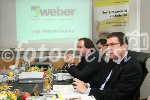 (C) fotodienst/Anna Rauchenberger - Wien 15.01.2008  - Saint-Gobain Weber Terranova präsentiert die 'Dämmsation', eine Dämmstoffinnovation, die weniger Dämmdicke bei höherem Dämmwert benötigt. FOTO v.l.: Prok. Gebhard Parb (Vertriebsleiter) und Prok. Christian Poprawa (Marketing).