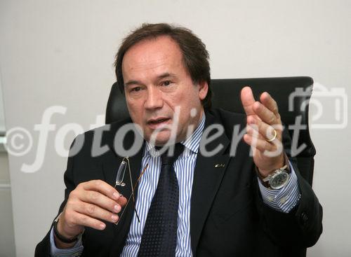 (C) fotodienst/Anna Rauchenberger - Wien 15.01.2008  - Saint-Gobain Weber Terranova präsentiert die 'Dämmsation', eine Dämmstoffinnovation, die weniger Dämmdicke bei höherem Dämmwert benötigt. FOTO: Prok. Gebhard Parb (Vertriebsleiter).