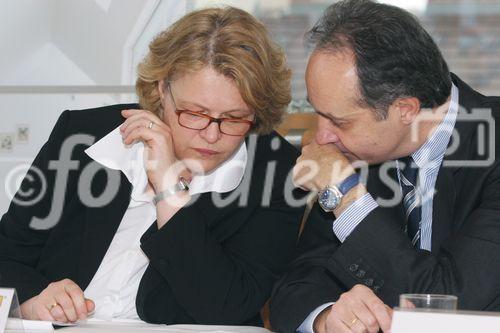 (C) fotodienst/Anna Rauchenberger - Wien 05.12.2006  - Acht führene Unternehmen der österreichischen Baustoffindustrie haben gemeinsam die Plattform BAUGENIAL gegründet. Ihr Ziel ist die Forcierung des Leichtbaus in Österreich. FOTO v.l.: Susanne Senft (Unternehmenskommunikation), Ing. Peter Leditznig (GF M+V RIGIPS Austria).