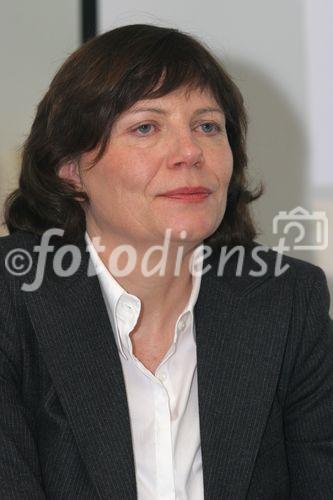 (C) fotodienst/Anna Rauchenberger - Wien 05.12.2006  - Acht führene Unternehmen der österreichischen Baustoffindustrie haben gemeinsam die Plattform BAUGENIAL gegründet. Ihr Ziel ist die Forcierung des Leichtbaus in Österreich. FOTO: DI Zdenka Debartoli (Leitung Marketing ISOVER Austria).