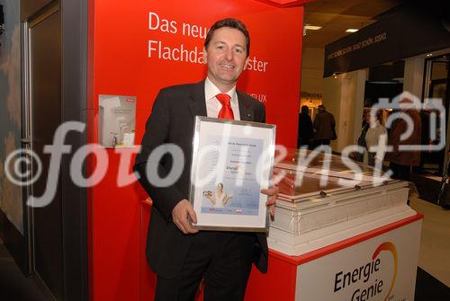 (C) fotodienst/Martin Buchhas, Wels, 27.02.2009. DI Michael Walter, GF Velux Österreich - Im Rahmen der Energiesparmesse Wels wurde die VELUX Weltneuheit – die erste Lichtkuppel mit Fensterscheibe, Fernbedienung und Lichtregelung mittels Faltrollo – mit dem Energie Genie Innovationspreis ausgezeichnet. 