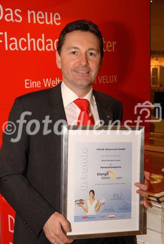 (C) fotodienst/Martin Buchhas, Wels, 27.02.2009.  DI Michael Walter, GF Velux Österreich - Im Rahmen der Energiesparmesse Wels wurde die VELUX Weltneuheit – die erste Lichtkuppel mit Fensterscheibe, Fernbedienung und Lichtregelung mittels Faltrollo – mit dem Energie Genie Innovationspreis ausgezeichnet. 