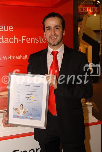 (C) fotodienst/Martin Buchhas, Wels, 27.02.2009. Omid Farassat, Produktmanager Velux Österreich - Im Rahmen der Energiesparmesse Wels wurde die VELUX Weltneuheit – die erste Lichtkuppel mit Fensterscheibe, Fernbedienung und Lichtregelung mittels Faltrollo – mit dem Energie Genie Innovationspreis ausgezeichnet. 