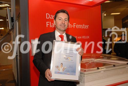 (C) fotodienst/Martin Buchhas, Wels, 27.02.2009. DI Michael Walter, GF Velux Österreich - Im Rahmen der Energiesparmesse Wels wurde die VELUX Weltneuheit – die erste Lichtkuppel mit Fensterscheibe, Fernbedienung und Lichtregelung mittels Faltrollo – mit dem Energie Genie Innovationspreis ausgezeichnet. 