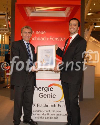 (C) fotodienst/Martin Buchhas, Wels, 27.02.2009. Mag. Bernhard Leidinger, Marketing Leitung Velux Österreich, Omid Farassat, Produktmanager Velux Österreich - Im Rahmen der Energiesparmesse Wels wurde die VELUX Weltneuheit – die erste Lichtkuppel mit Fensterscheibe, Fernbedienung und Lichtregelung mittels Faltrollo – mit dem Energie Genie Innovationspreis ausgezeichnet. 