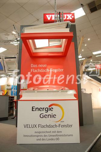 (C) fotodienst/Martin Buchhas, Wels, 27.02.2009. Im Rahmen der Energiesparmesse Wels wurde die VELUX Weltneuheit – die erste Lichtkuppel mit Fensterscheibe, Fernbedienung und Lichtregelung mittels Faltrollo – mit dem Energie Genie Innovationspreis ausgezeichnet. 