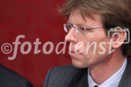 (C) fotodienst/Anna Rauchenberger - Wien 09.03.2006 - Der Trend zum Leasen ist beim Auto weiterhin stark steigend. Die Porsche Bank ist klarer Marktführer in Österreich und baut diese Position auch in  Südosteuropa aus. FOTO: Mag. Hannes Maurer (Vorstand Porsche Bank AG).