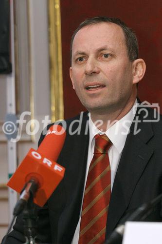 (C) fotodienst/Anna Rauchenberger - Wien 09.03.2006 - Der Trend zum Leasen ist beim Auto weiterhin stark steigend. Die Porsche Bank ist klarer Marktführer in Österreich und baut diese Position auch in  Südosteuropa aus. FOTO: Dr. Hans Peter Schützinger (GF der Porsche Holding GmbH ).