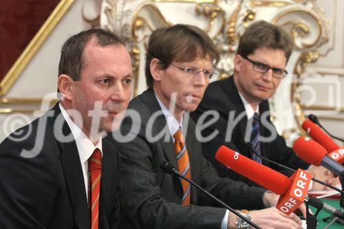 (C) fotodienst/Anna Rauchenberger - Wien 09.03.2006 - Der Trend zum Leasen ist beim Auto weiterhin stark steigend. Die Porsche Bank ist klarer Marktführer in Österreich und baut diese Position auch in  Südosteuropa aus. FOTO v.l.: Dr. Hans Peter Schützinger (GF der Porsche Holding GmbH ), Mag. Hannes Maurer (Vorstand Porsche Bank AG), Mag. Rainer Schroll (Finanzvorstand der Porsche Bank AG ).