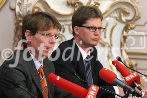 (C) fotodienst/Anna Rauchenberger - Wien 09.03.2006 - Der Trend zum Leasen ist beim Auto weiterhin stark steigend. Die Porsche Bank ist klarer Marktführer in Österreich und baut diese Position auch in  Südosteuropa aus. FOTO v.l.: Mag. Hannes Maurer (Vorstand Porsche Bank AG), Mag. Rainer Schroll (Finanzvorstand der Porsche Bank AG).