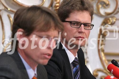 (C) fotodienst/Anna Rauchenberger - Wien 09.03.2006 - Der Trend zum Leasen ist beim Auto weiterhin stark steigend. Die Porsche Bank ist klarer Marktführer in Österreich und baut diese Position auch in  Südosteuropa aus. FOTO v.l.: Mag. Hannes Maurer (Vorstand Porsche Bank AG), Mag. Rainer Schroll (Finanzvorstand der Porsche Bank AG).