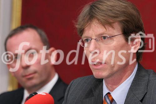 (C) fotodienst/Anna Rauchenberger - Wien 09.03.2006 - Der Trend zum Leasen ist beim Auto weiterhin stark steigend. Die Porsche Bank ist klarer Marktführer in Österreich und baut diese Position auch in  Südosteuropa aus. FOTO v.l.: Dr. Hans Peter Schützinger (GF der Porsche Holding GmbH ), Mag. Hannes Maurer (Vorstand Porsche Bank AG).